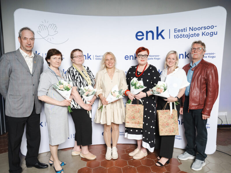Eesti Noorsootöötajate Kogu aumärkide laureaadid 2024 - fotograaf Raigo Pajula